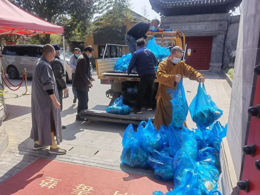 政府防疫物资助力寺院疫情防控